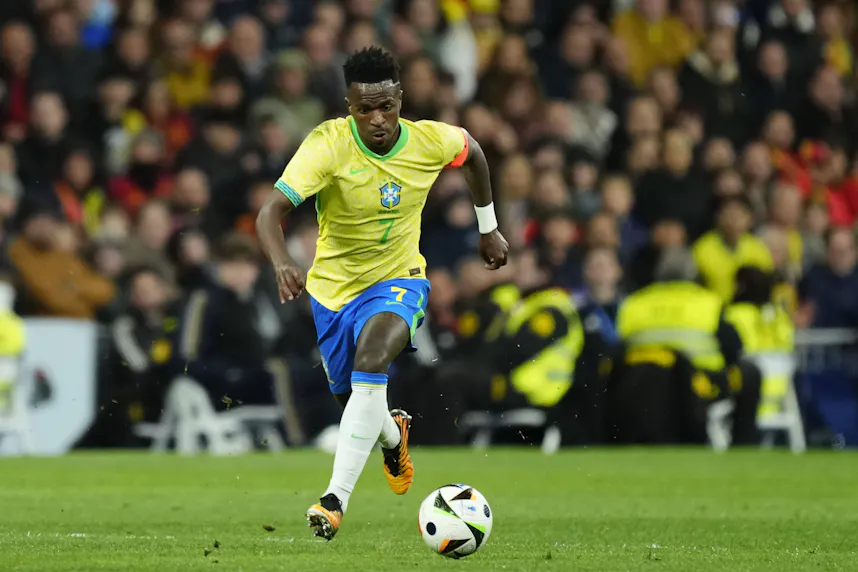 Vinícius Jr. de Brasil con el balón en un partido de fútbol.